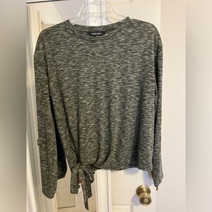 Casual top that ties at waist